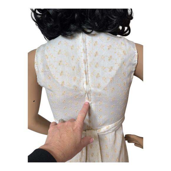 Vintage 70's eyelet sleevless A line dress smocked chest belted size small - Picture 12 of 12